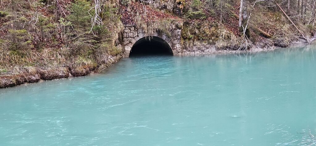 20250419_085355: Einleitung Rissbach in den Alpenbach beim Ableitungswehr (Foto Christian Buchner vom 19.04.2025)